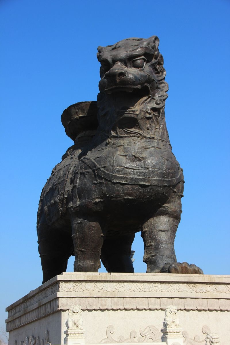 重铸的沧州铁狮子