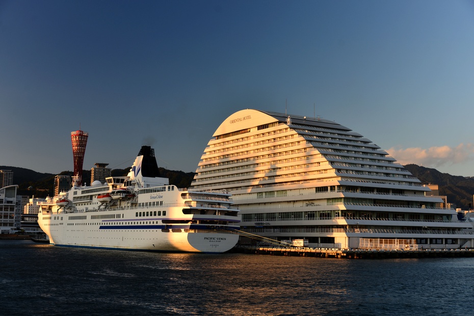 日本散记夕阳下游轮从神户桥下穿过