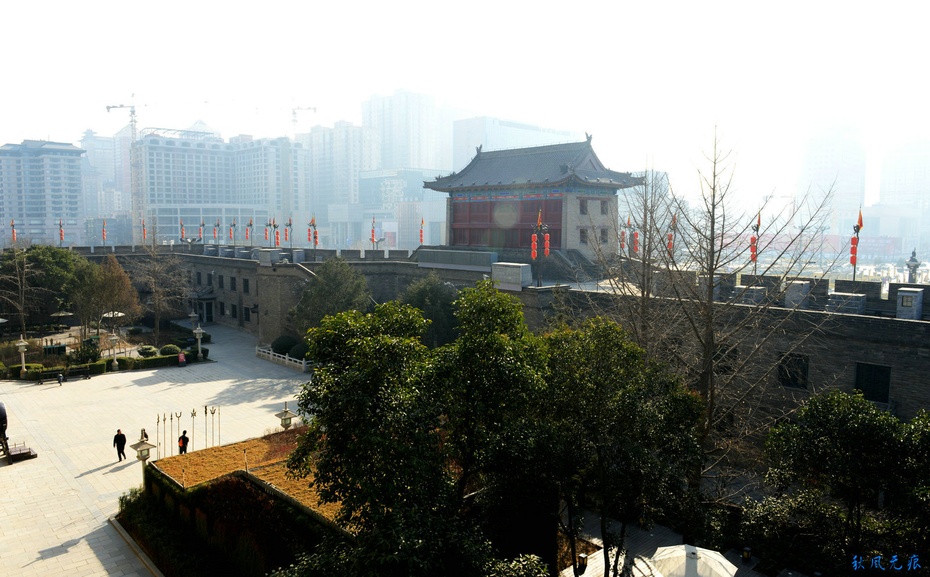 带给城市人快乐生活城墙上的骑行人城墙外的公园景色端履门上的魁星楼