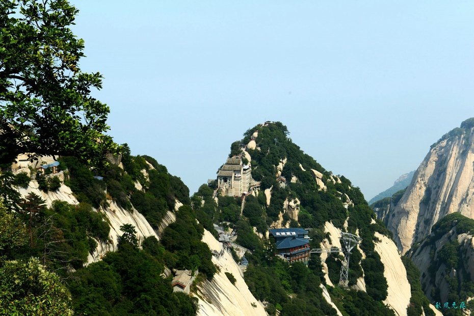 飞鱼岭俯瞰北峰(也是苍龙岭辅道)