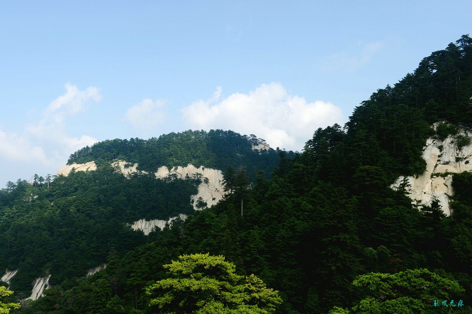 西峰看陽光灑向東峰翠松