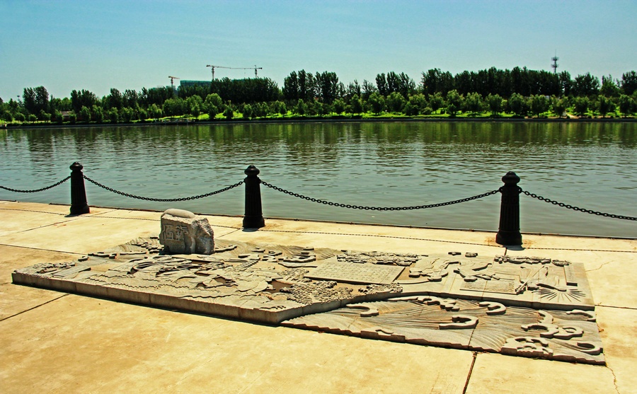 夏日重游游大运河,柳翠天蓝泛清波