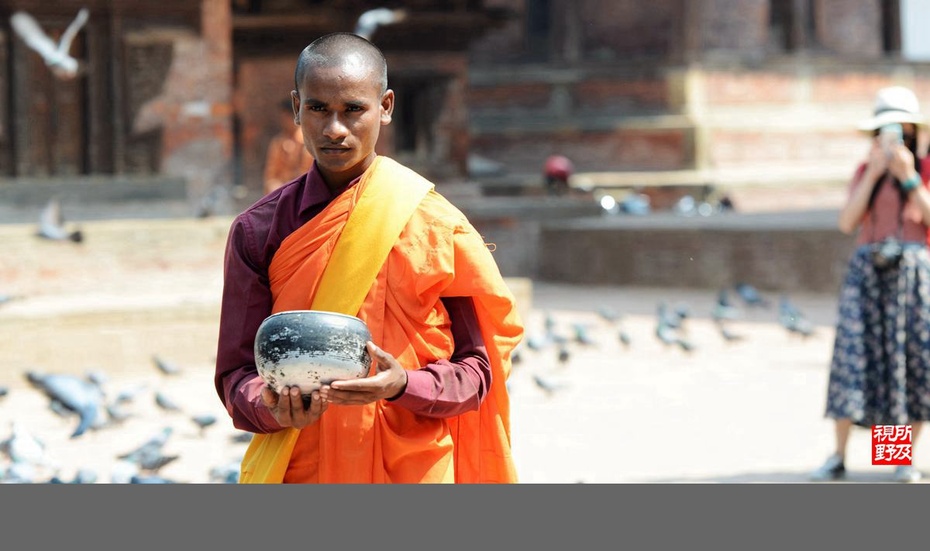 杜巴广场若有所思的持钵僧人