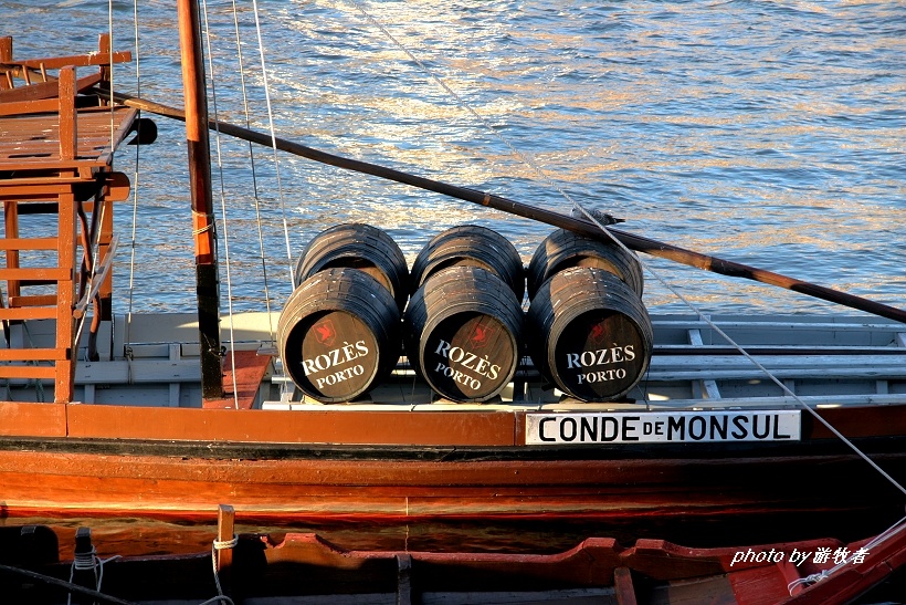 17.每家葡萄酒生产商都拥有自己的运酒船,船上满载装满葡萄酒的木桶.