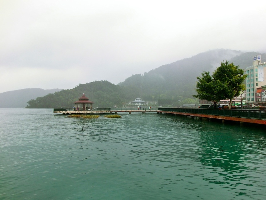 雨雾蒙蒙日月潭