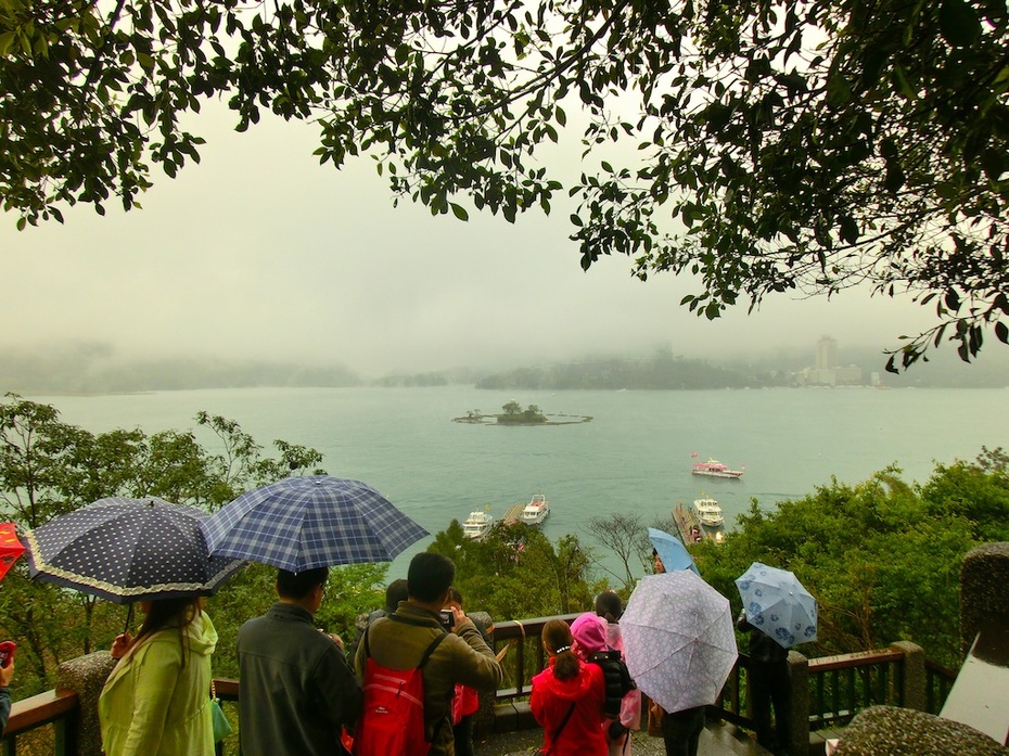 雨雾蒙蒙日月潭