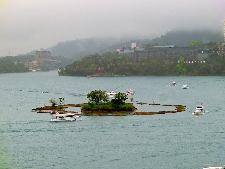 雨雾蒙蒙日月潭