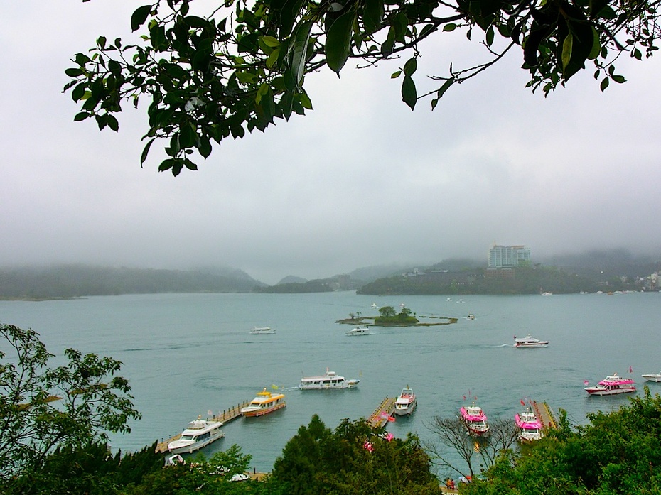 雨雾蒙蒙日月潭