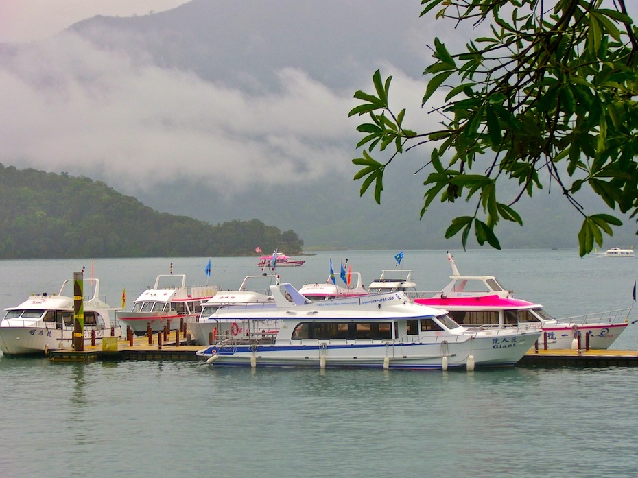 雨雾蒙蒙日月潭