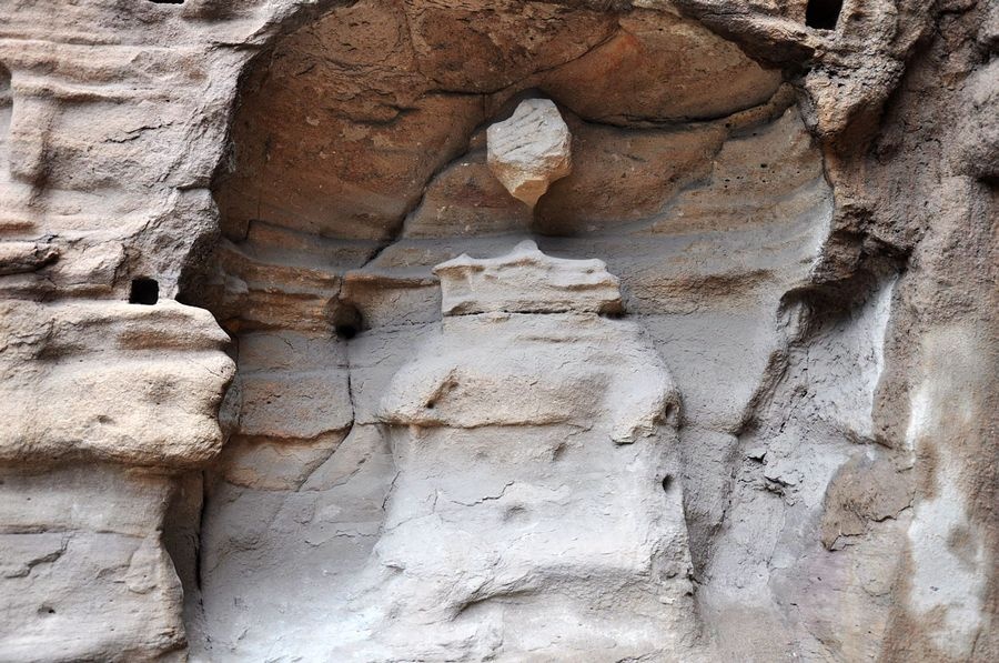 由于云冈石窟所在地的岩石叫砂岩,这种岩石较软,易雕刻,但也易风化.