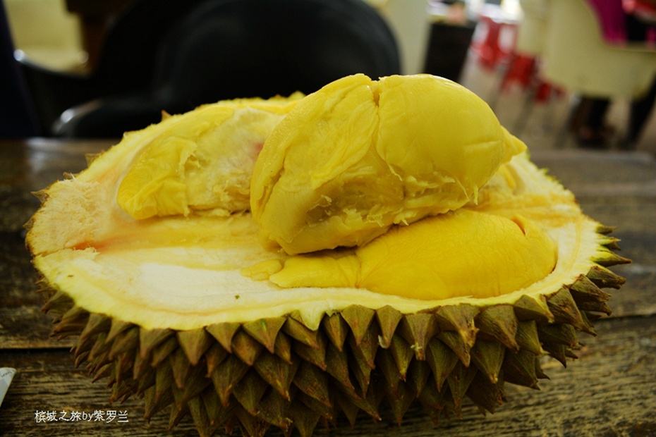 经过榴莲行家指点挑选一个叫金凤凰的品种,因为是新鲜的榴莲打开一闻