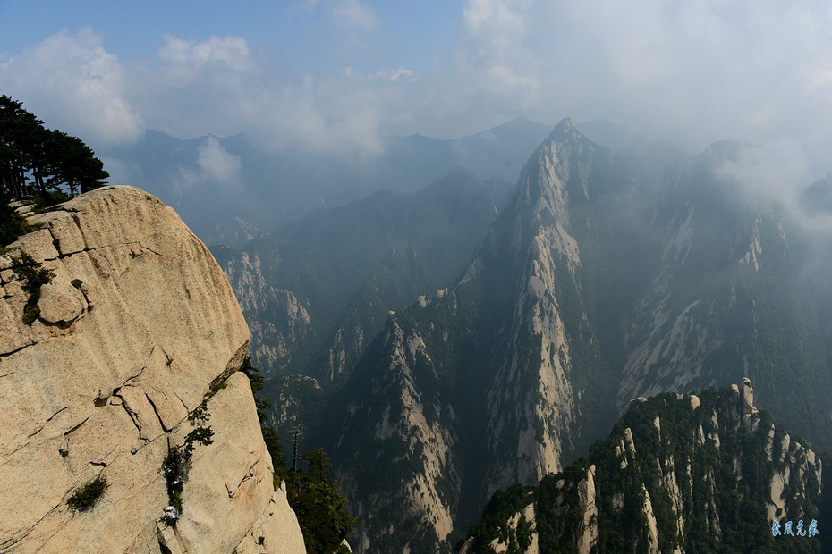 华山南峰之巅看三公山云卷云舒_手机搜狐网