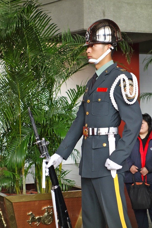 每小时正点都有礼兵换岗仪式,这些礼兵据说是由台湾陆海空三军仪仗队