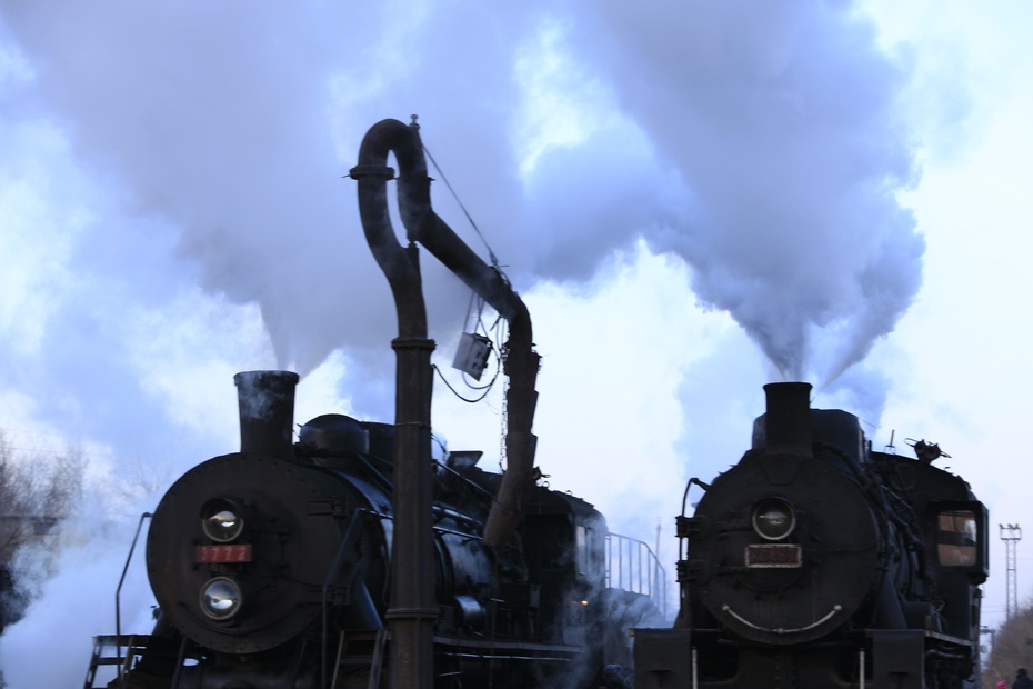 大家都在拍就成了群拍了,我就专注车轮上的冰溜,火车的烟囱和大眼灯