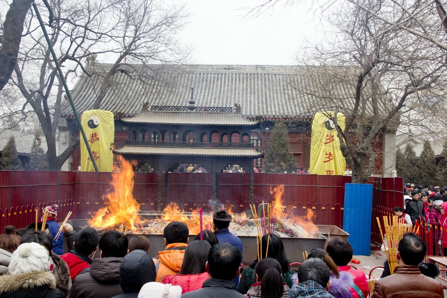 白雲觀馬年摸特,慶新春道長送福