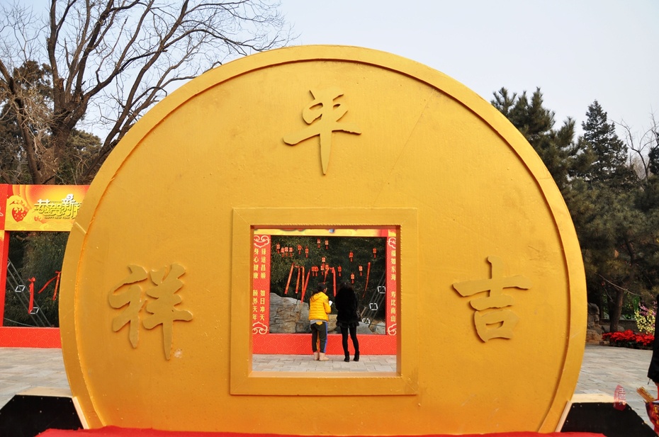 在距门区100米的大槐树前小广场,设置两个大型仿古金钱眼.