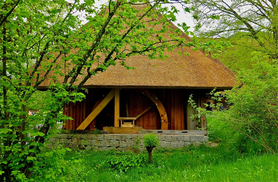 小木屋路旁木栏造型不同很有风格铁匠房墙外打马掌钉的木架这间瓦房是