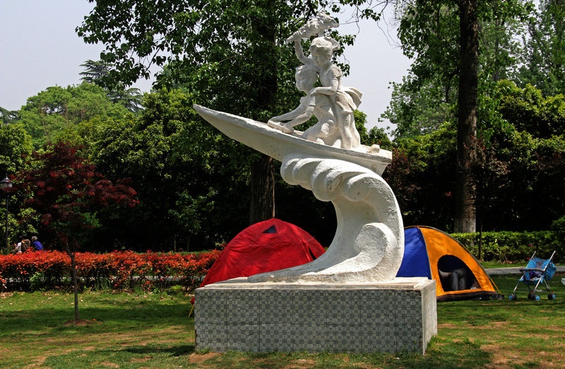 一座儿童冲浪雕塑