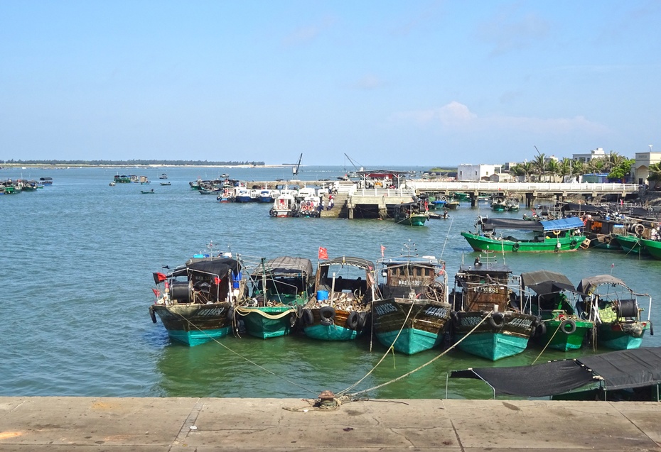 p8. 6月1日9点,开车来到东海岛南边的东南码头.