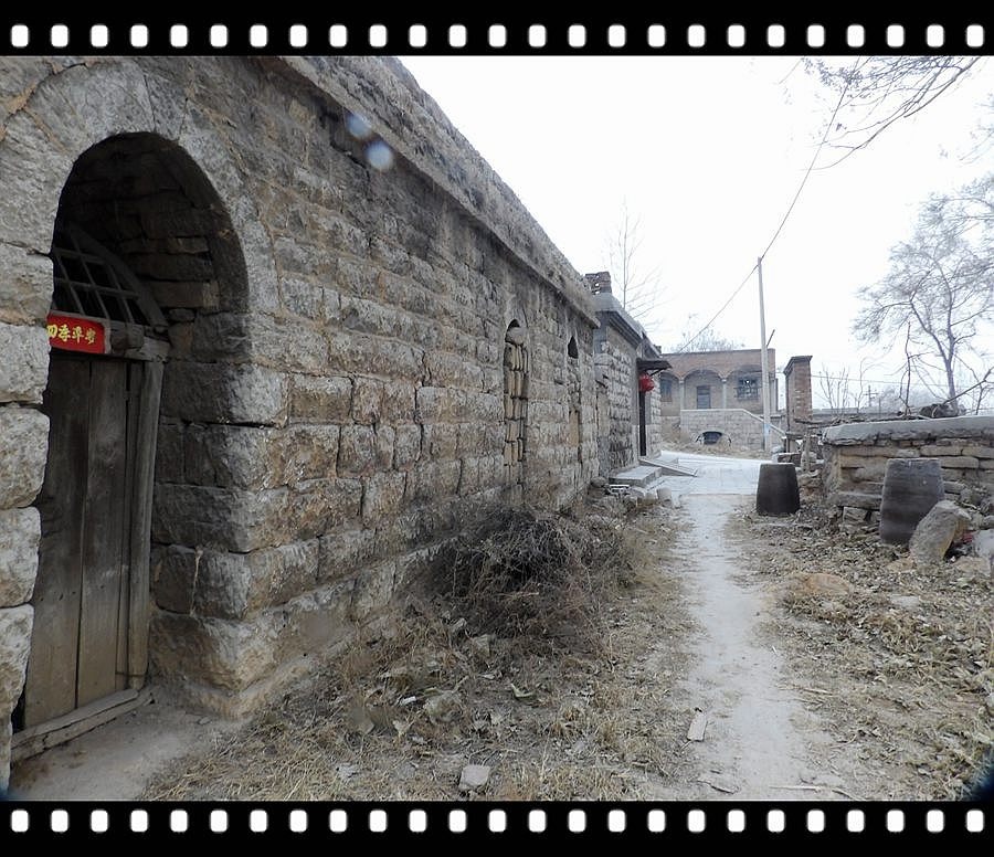 村里匆匆穿过,沿着古驿道,走马观花般的匆匆一过,很快,青石岭村的西口