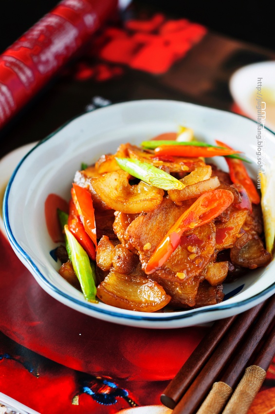 正版的回锅肉要用猪后腿二刀肉(在臀尖肉斜下方,每猪约有2公斤左右)