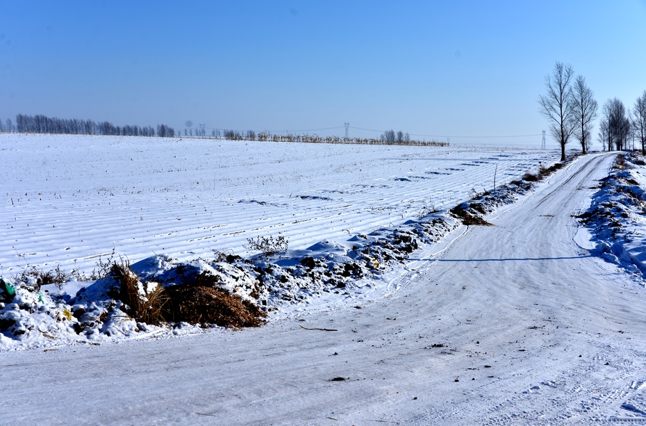 下面是小车滑溜陷入雪地的场景,我们基本无法自救