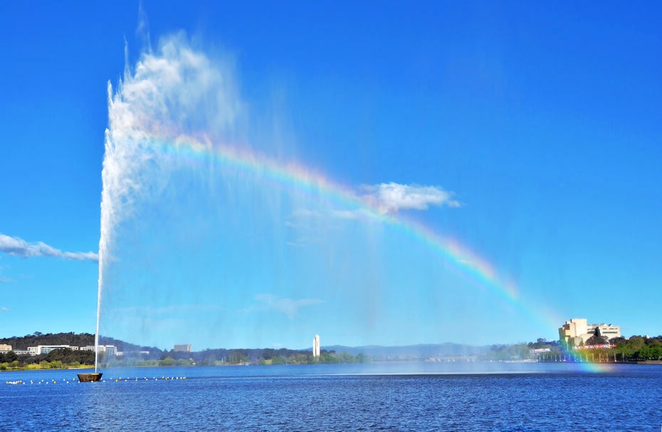 天蓝,水蓝,高高的喷泉喷出的水雾在阳光的照射下显出一道美丽的彩虹
