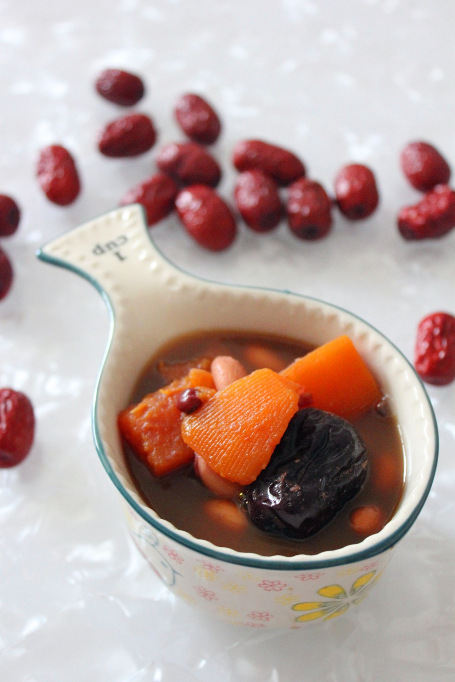 四红木瓜汤主料:木瓜1个,红豆250g,花生250g,红枣10个调料:红糖1大勺