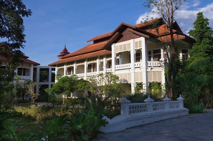 泰西结合的客房看得出来,稻子已经拔穗了一会我们回到这座建筑里看看