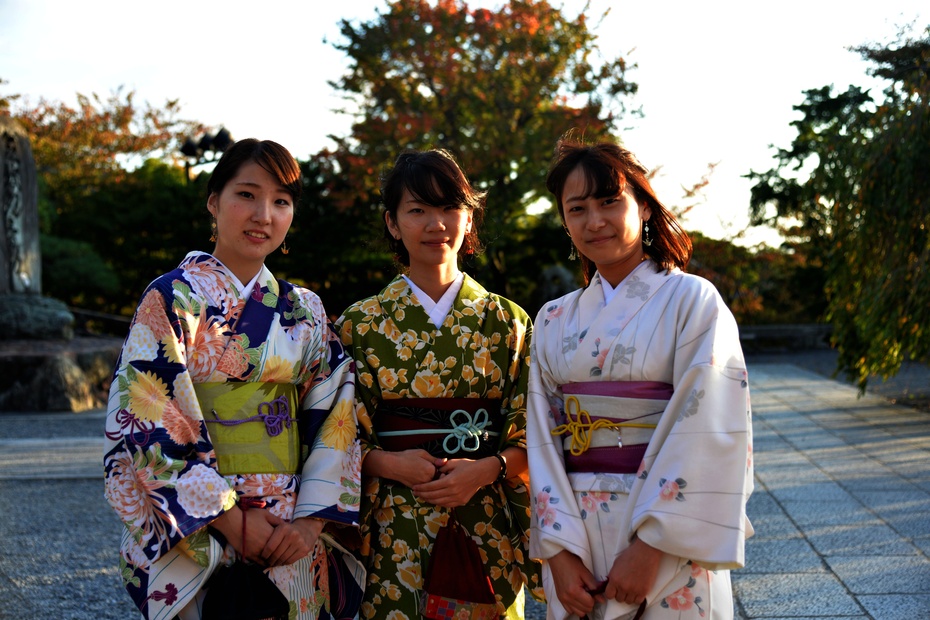 这几个日本女孩很友好,还和我太太合影了一张.