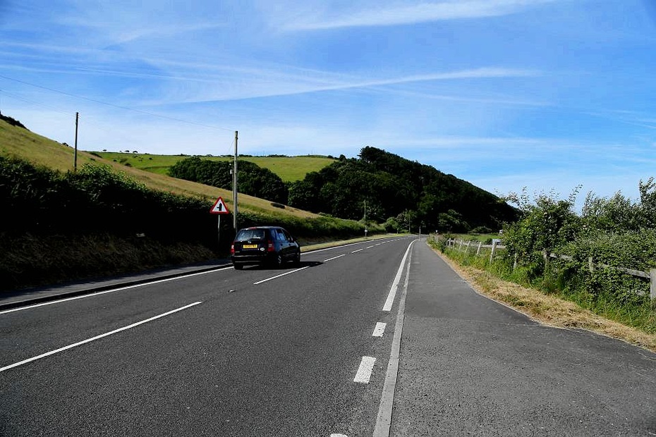 行进在威尔士柔美的乡间公路上