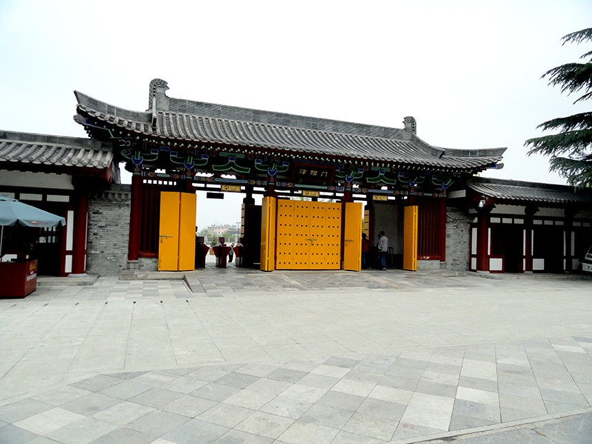 公园的正门又称津阳门.是座仿唐代的建筑