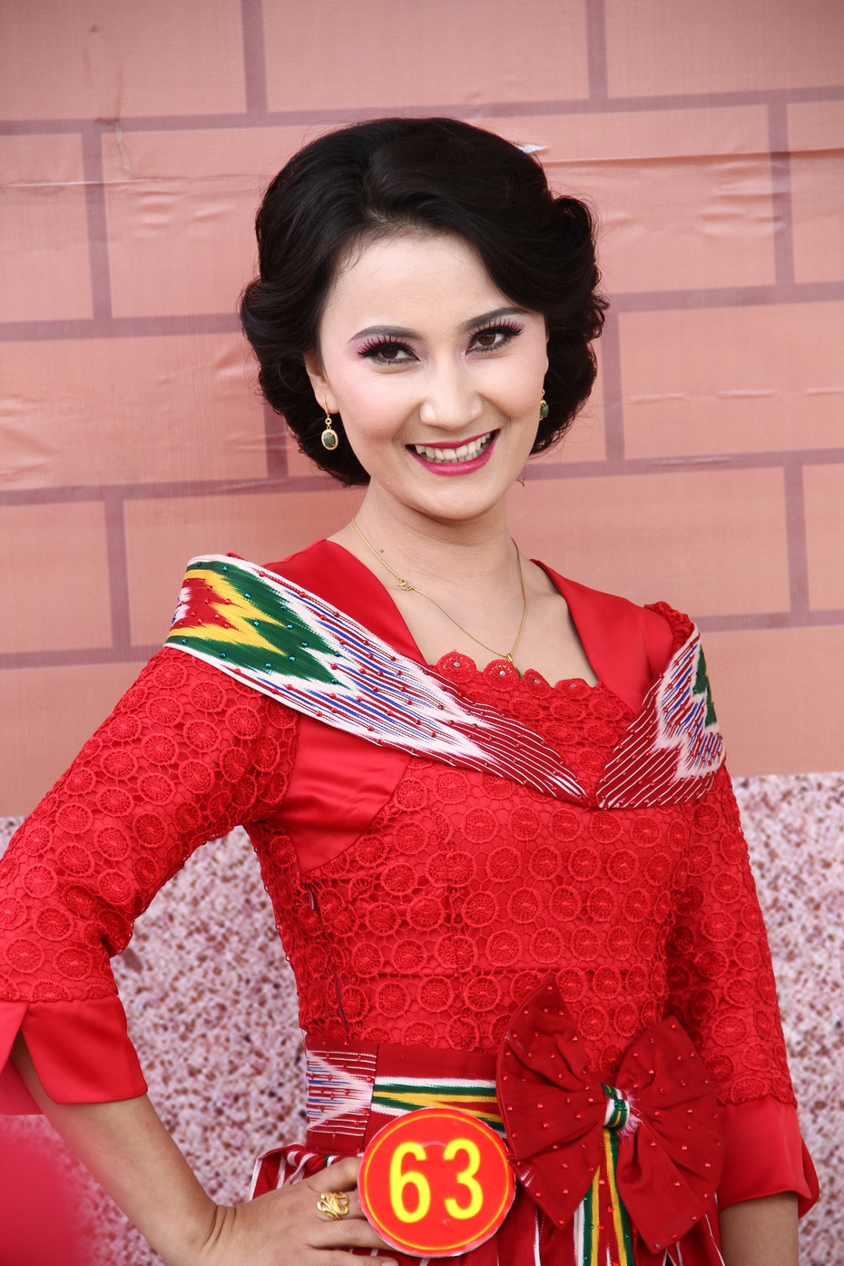 实拍:新疆迷人的维吾尔长辫子姑娘