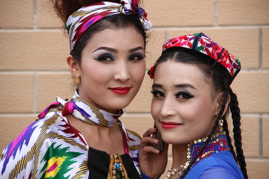 实拍新疆迷人的维吾尔长辫子姑娘