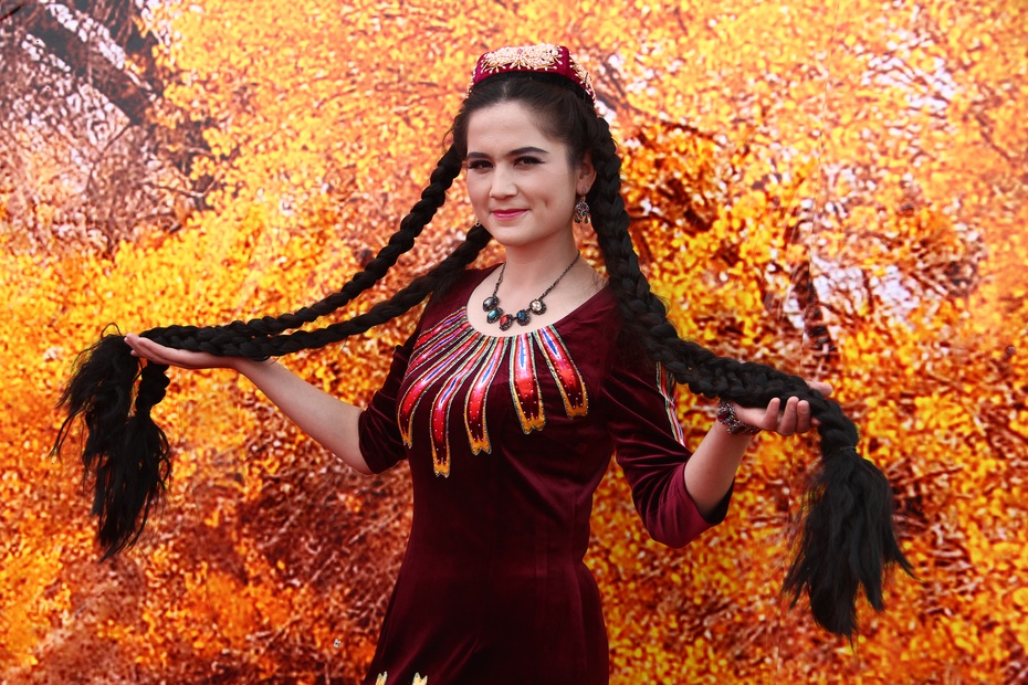 实拍:新疆迷人的维吾尔长辫子姑娘