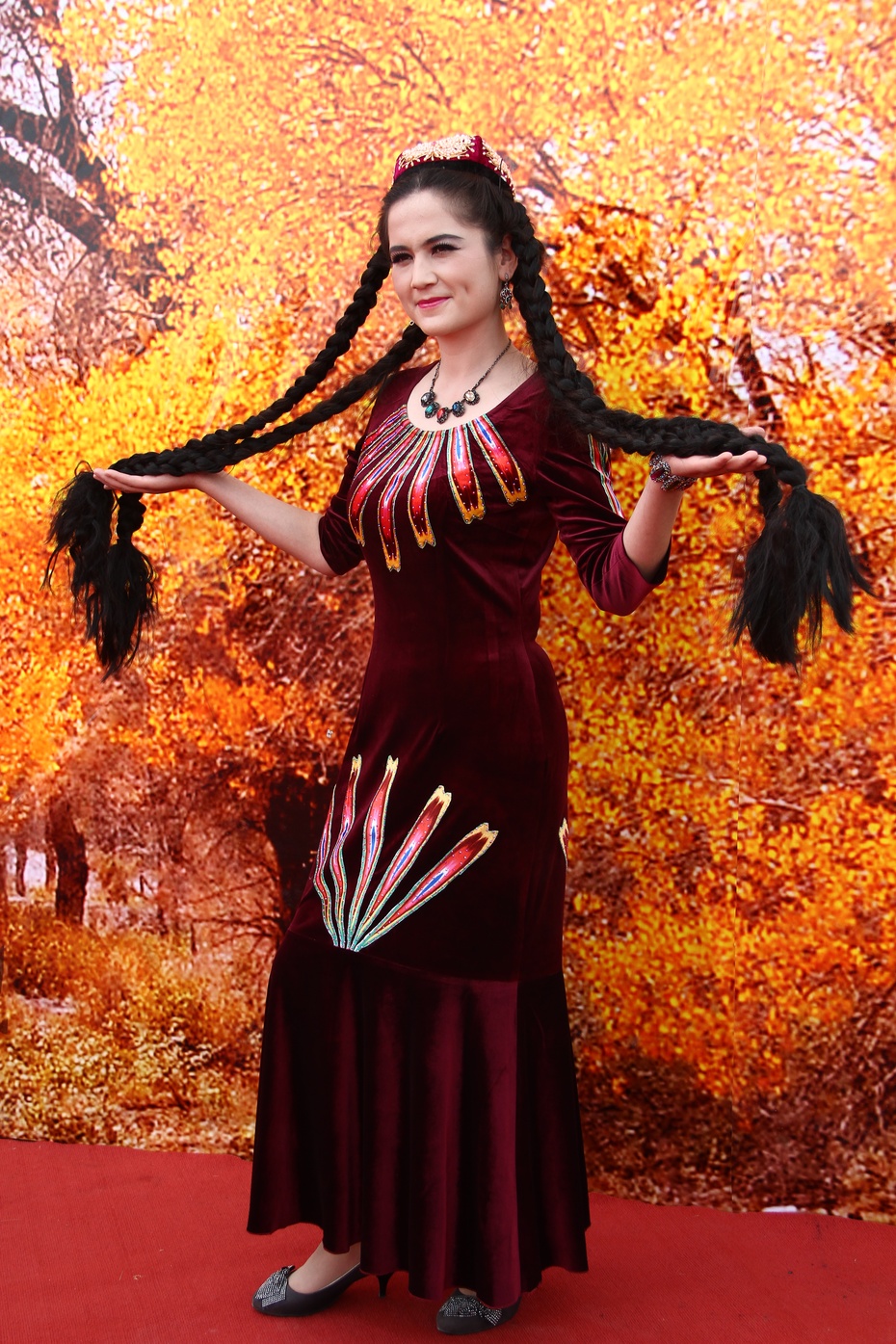 实拍新疆迷人的维吾尔长辫子姑娘