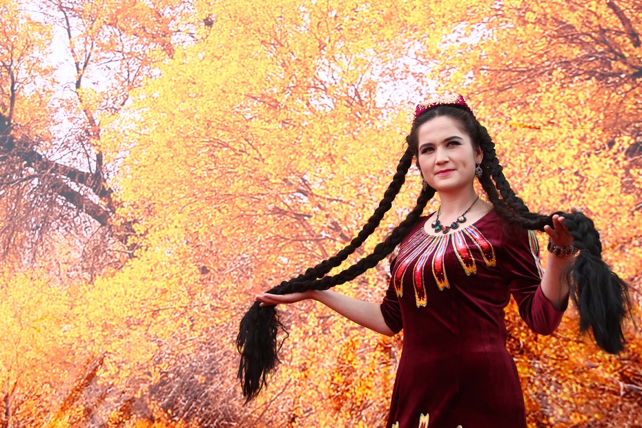 实拍新疆迷人的维吾尔长辫子姑娘