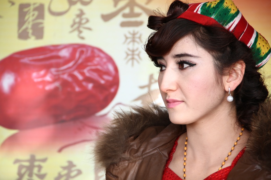 实拍新疆迷人的维吾尔长辫子姑娘