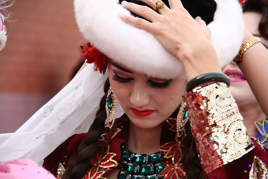 实拍新疆迷人的维吾尔长辫子姑娘