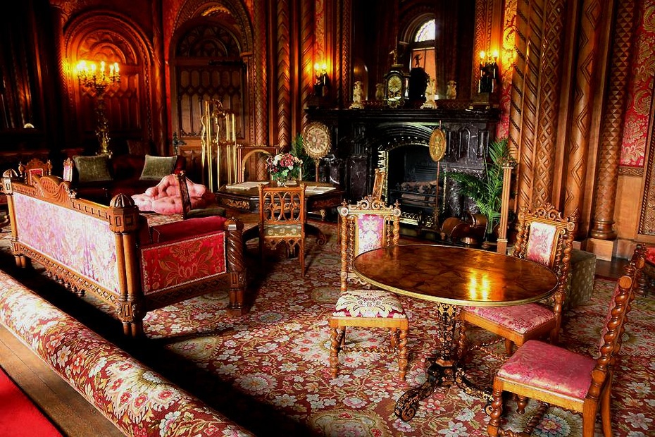 粉红色的大客厅黑檀木室石头楼梯台球桌面同样来自于附近采石场的板岩