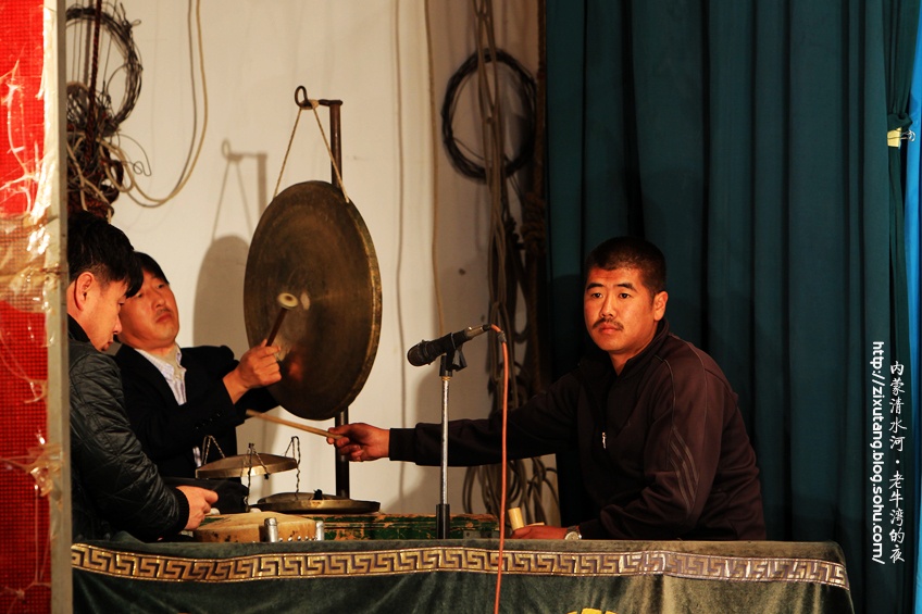 &nbsp台上已经开锣,铿铿锵锵,时密时疏,演员穿花一般往来,依依