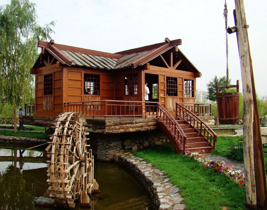 兰州黄河岸边水车园