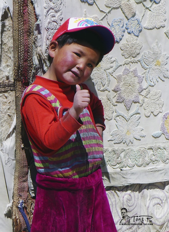 柯尔克孜族小女孩