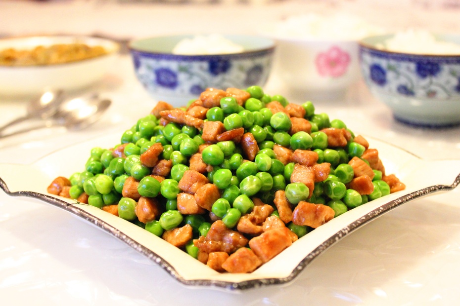 青豌豆嫩肉丁餐桌上的小清新