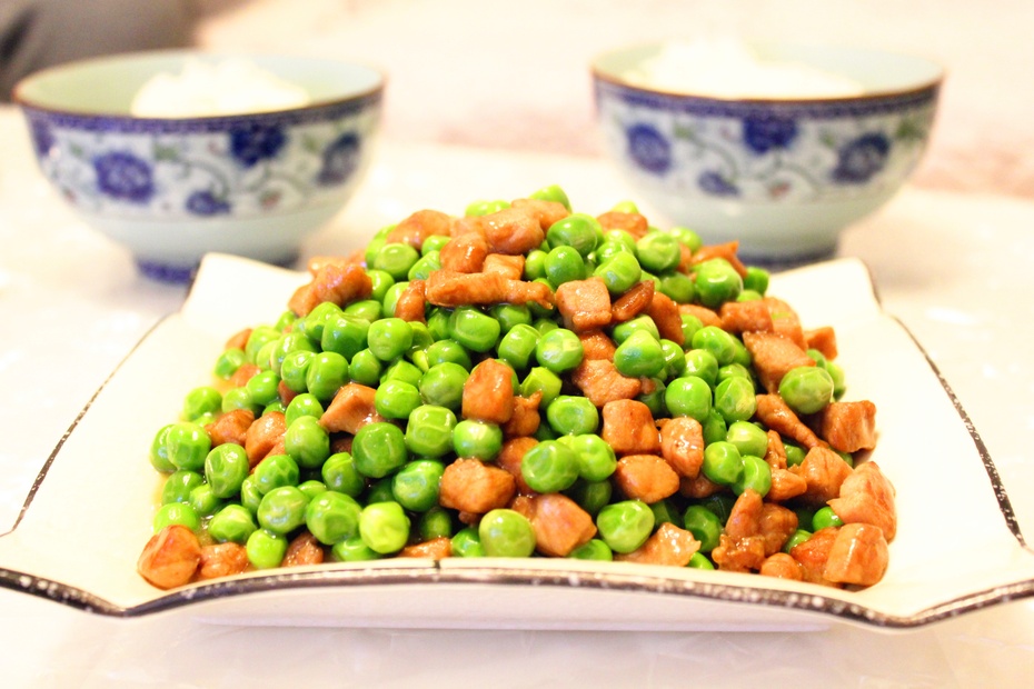 青豌豆嫩肉丁餐桌上的小清新