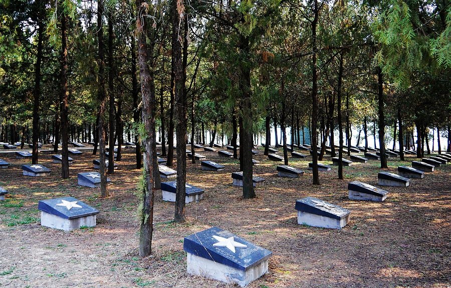 孟良崮上寻找张灵甫将军最后藏身之地