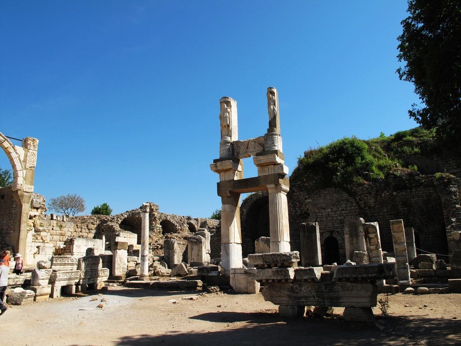 1869年大英博物馆出资的调查队发现了神庙遗址,并将神庙出土的大部分