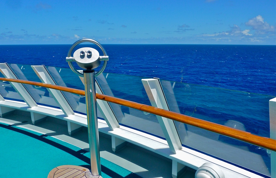 邮轮船头望远镜邮轮尾部溅浪花甲板上露天餐厅湛蓝与鲜红相映瞭望大