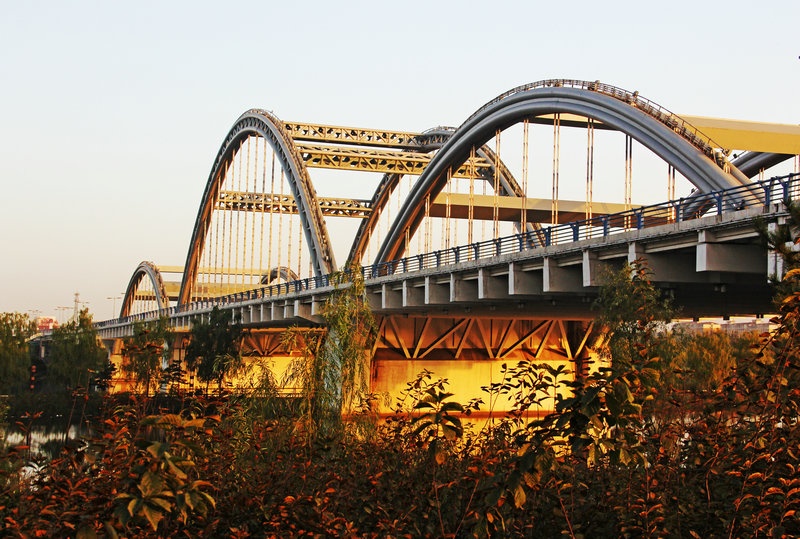 三跨拱桥十分雄伟&nbsp