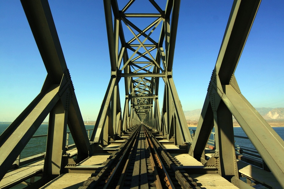 冬日跨官厅水库的丰沙铁路钢铁大桥